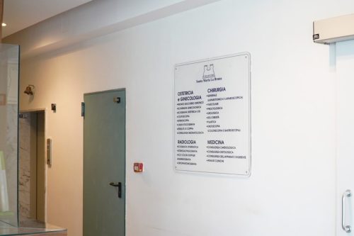 Elenco servizi medici su parete ospedale