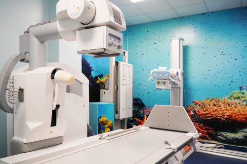 Macchinario radiografico con sfondo marino colorato